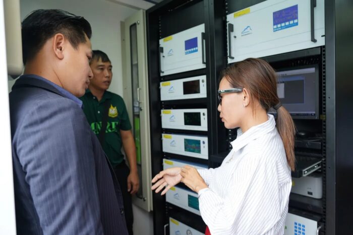 Ngeunmany Khamphoumy and other Lao and Thai scientists speaking in a group