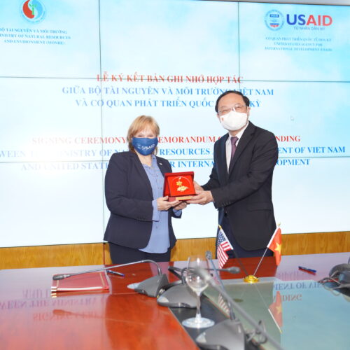 USAID/Vietnam Mission Director Ann Marie Yastishock and Vice Minister of Natural Resources and Environment Le Cong Thanh.