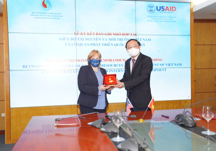 USAID/Vietnam Mission Director Ann Marie Yastishock and Vice Minister of Natural Resources and Environment Le Cong Thanh.